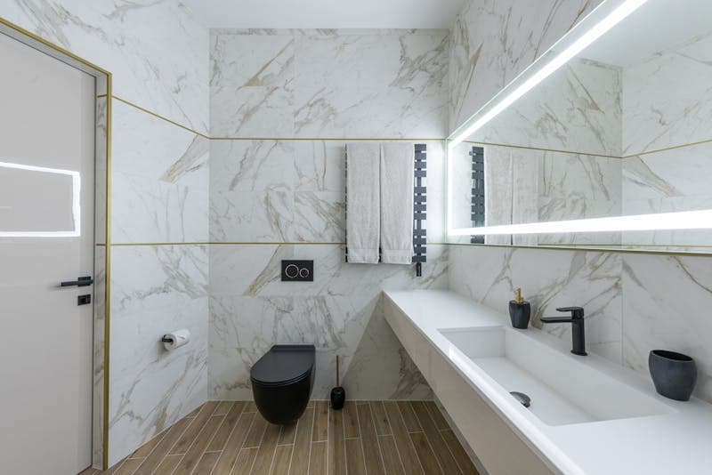 Mermer duvarlı modern banyo